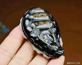 带黑皮的山料"龙龟"!揭秘奇特的和田玉俄黑皮料!